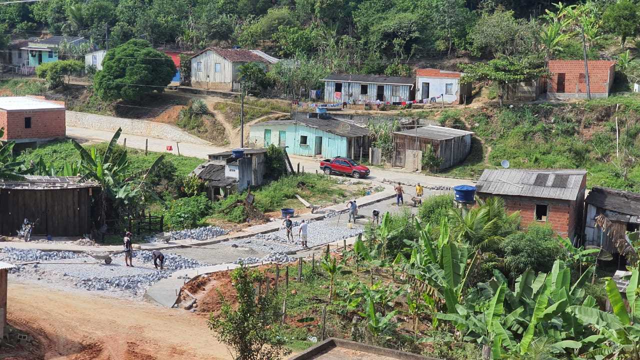 Camacã: Calçamento da Travessa Santa Rosa em Leoventura em ritmo acelerado